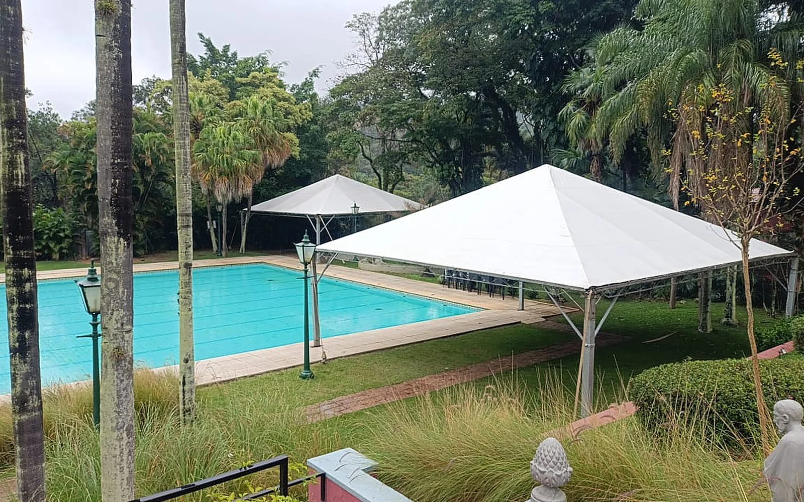 Tenda piramidal 10x10 ao lado da piscina
