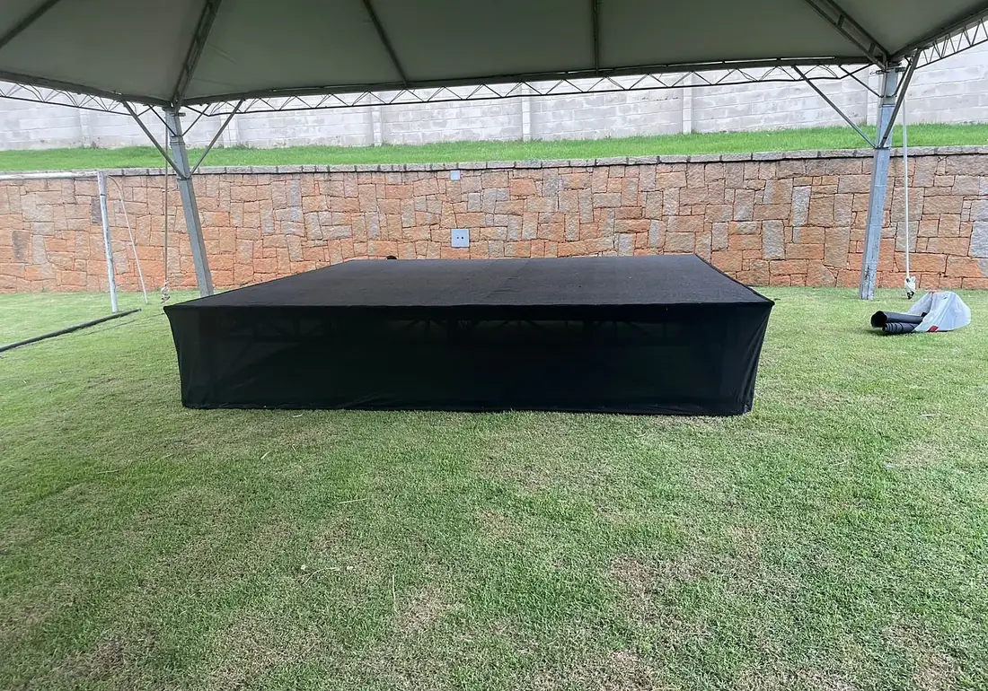 Palco com cobertura